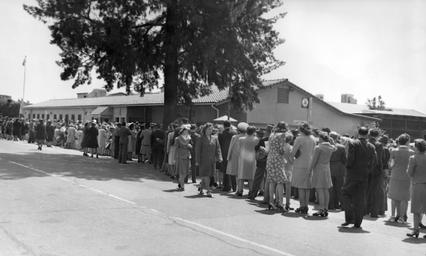 The queue for Mrs. Knott's Chicken Dinner Restaurant. (Courtesy of Orange County Archives)