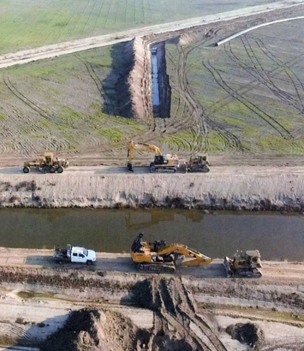 An aerial photo shows a blockade of J.G. Boswell Company's construction equipment to prevent the installation of a Sandridge Partners pipeline, top, underneath the Tulare Lake Canal. The property is owned by Sandridge. But Boswell's canal has a right-of-way easement through the property. (Photo by Sandridge Partners)